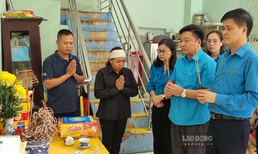 Lãnh đạo Tổng LĐLĐ Việt Nam đã đến thăm viếng và động viện chia sẻ với gia đình nạn nhân Lê Hùng Vinh (thiệt mạng trong tai nạn ngạt khí tại Công ty Deasang Việt Nam). Ảnh: LĐO.