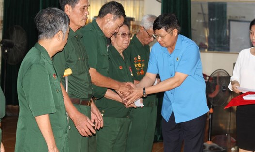Phó Chủ tịch Phan Văn Anh trao quà tại Trung tâm Điều dưỡng thương binh Kim Bảng (Hà Nam). Ảnh: Lương Hạnh.
