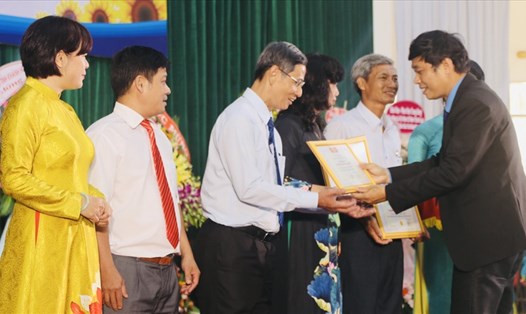 Ông Bùi Thanh Bình - Chủ tịch LĐLĐ tỉnh Khánh Hoà - trao Kỷ niệm chương vì sự nghiệp xây dựng tổ chức Công đoàn cho các cán bộ Công đoàn Viên chức tỉnh. Ảnh: P.Linh