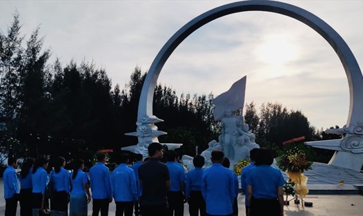 Đoàn liên hiệp Công đoàn tỉnh Attapư (Lào) viếng tại khu tưởng niệm chiến sĩ Gạc Ma.