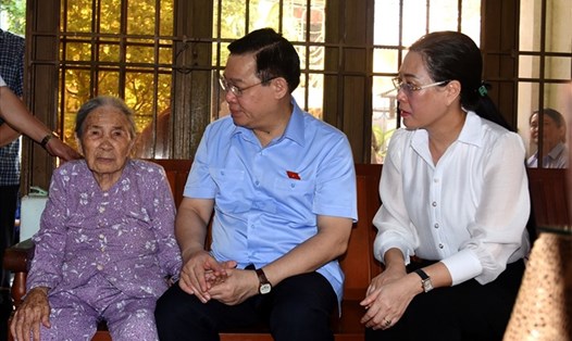 Chủ tịch Quốc hội Vương Đình Huệ cùng Đoàn công tác của Quốc hội và lãnh đạo tỉnh Quảng Ngãi thăm Mẹ VNAH Lê Thị Thư.