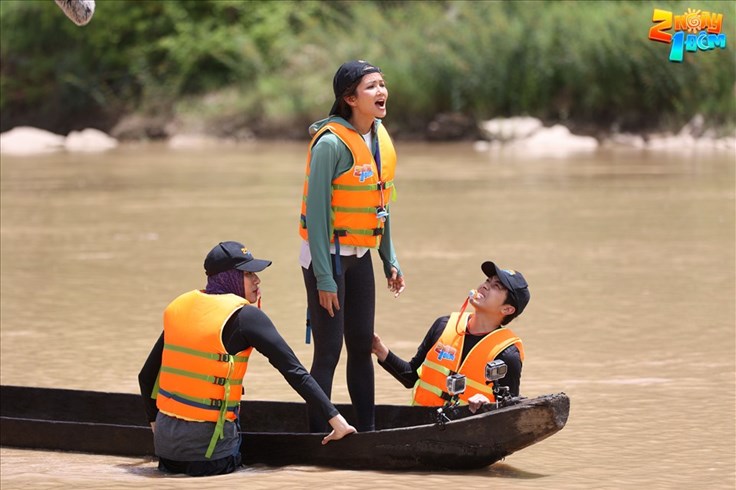 H'Hen Niê chịu chơi bất chấp hình tượng trong "2 ngày 1 đêm" H'Hen Niê chịu chơi bất chấp hình tượng trong "2 ngày 1 đêm"