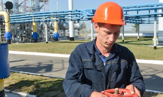 Một nhân viên làm việc tại trạm nén khí của tập đoàn dầu khí quốc gia Ukraina Naftogaz gần thành phố Kharkiv, đông bắc Ukraina. Ảnh: AFP