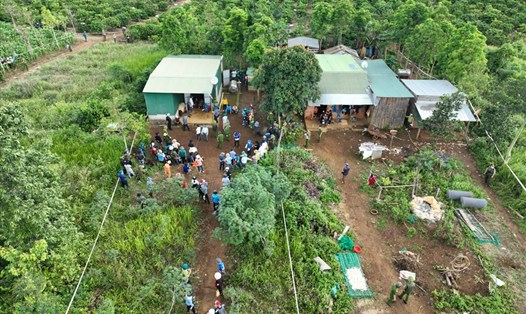 Lực lượng chức năng tỉnh Đắk Nông thu hồi các diện tích đất rừng bị người dân lấn chiếm tại xã Quảng Sơn, huyện Đắk Glong. Ảnh: D.P.