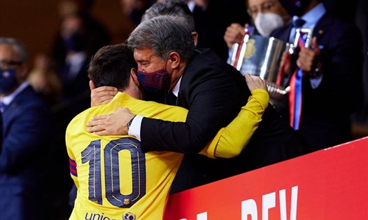 Không thực hiện được lời hứa giữ Lionel Messi ở lại Barcelona, Chủ tịch Joan Laporta sẽ đưa anh trở lại? Ảnh: AFP