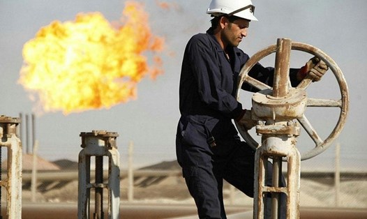 Thị trường dầu thô thế giới biến động do lo ngại các nước lớn tăng lãi suất ngân hàng. Ảnh: Reuters.