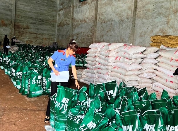 Lực lượng chức năng phát hiện "ổ" sản xuất, buôn bán phân bón giả ở Đắk Lắk. Ảnh: VKS