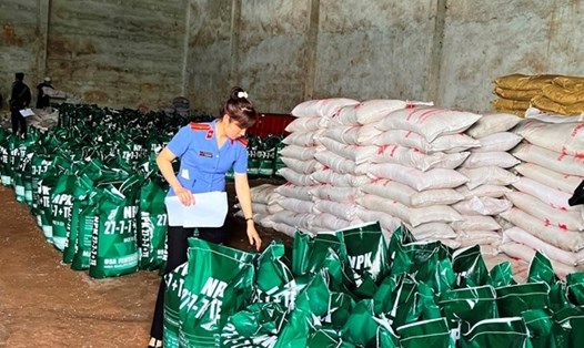 Lực lượng chức năng phát hiện "ổ" sản xuất, buôn bán phân bón giả ở Đắk Lắk. Ảnh: VKS