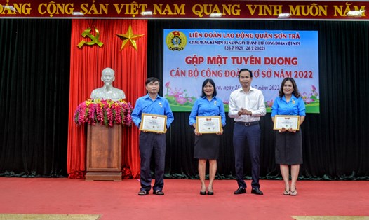 Liên đoàn Lao động quận Sơn Trà, Đà Nẵng tuyên dương 21 cán bộ Công đoàn cơ sở tiêu biểu nhân kỷ niệm 93 năm ngày thành lập Công đoàn Việt Nam. Ảnh: Tường Minh