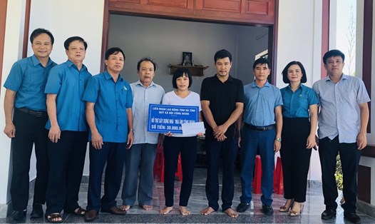 Đồng chí Nguyễn Văn Danh trao hỗ trợ làm nhà Mái ấm Công đoàn cho đoàn viên Hà Thị Bích Hòa. Ảnh: Mai Anh.