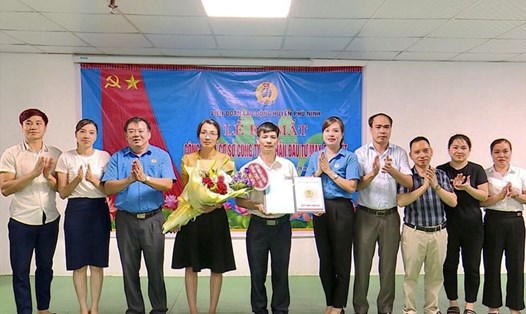 Lãnh đạo Liên đoàn Lao động tỉnh Phú Thọ, huyện Phù Ninh trao tặng hoa chúc mừng công đoàn cơ sở.