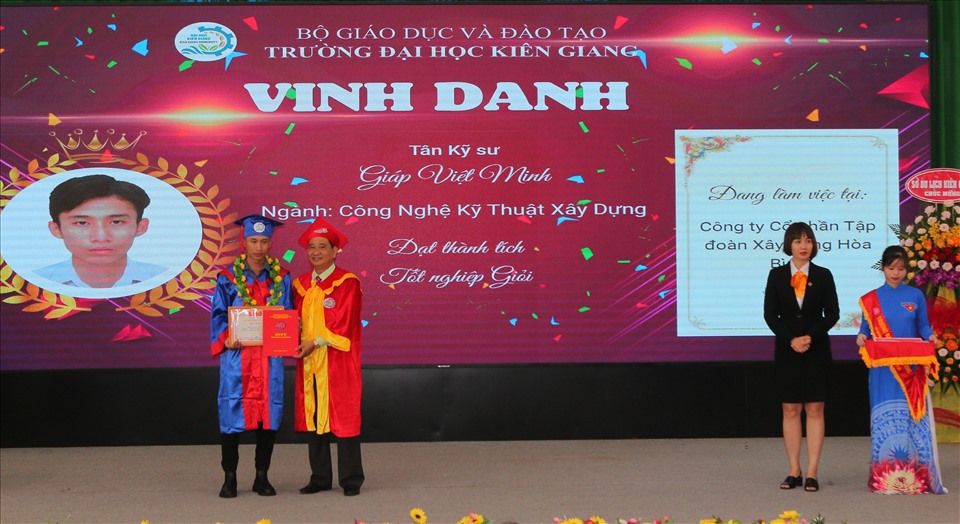 100% sinh viên Đại học Kiên Giang nhận hợp đồng lao động tại lễ tốt nghiệp