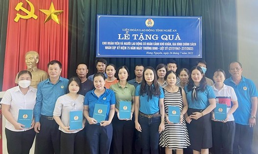 LĐLĐ tỉnh Nghệ An trao quà cho đoàn viên, người lao động huyện Hưng Nguyên. Ảnh: TV