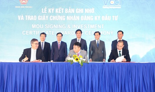 Tại hội nghị, Quảng Ninh đã ký kết bản ghi nhớ và trao giấy chứng nhận đăng ký đầu tư các dự án FDI tiêu biểu trên địa bàn tỉnh.