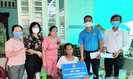 Trao tặng số tiền hỗ trợ cho gia đình anh Nguyễn Văn Bí. Ảnh: Q.T