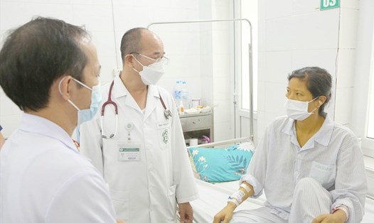 PGS.TS Đỗ Duy Cường (áo blue trắng, đứng giữa) thăm khám cho bệnh nhân Ng.T.Nh trước khi được xuất viện. Ảnh: Thành Dương