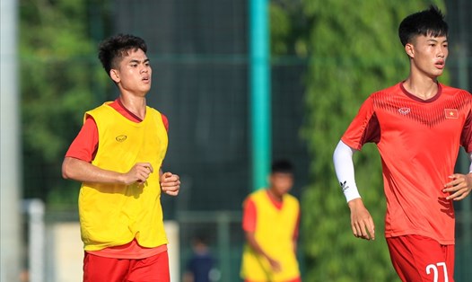 Văn Khang và Văn Trường được huấn luyện viên Gong Oh-kyun theo dõi sát sao khi tập luyện cùng U20 Việt Nam. Ảnh: Minh Dân