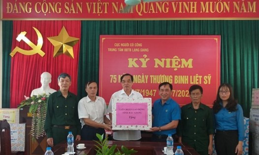 Ông Nguyễn Văn Bắc, Phó Chủ tịch Thường trực Liên đoàn Lao động tỉnh Bắc Giang (thứ 3 từ phải qua) thăm, tặng quà thương binh, bệnh binh Trung tâm Điều dưỡng Thương binh Lạng Giang.