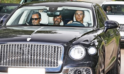 Ronaldo trong ngày trở lại Carrington cùng người đại diện Mendes. Ảnh: AFP
