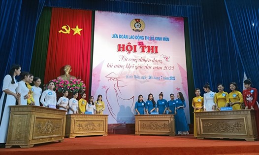 Các đội tham gia cuộc thi Nữ công duyên dáng tài năng của LĐLĐ thị xã Kinh Môn (Hải Dương). Ảnh: DT
