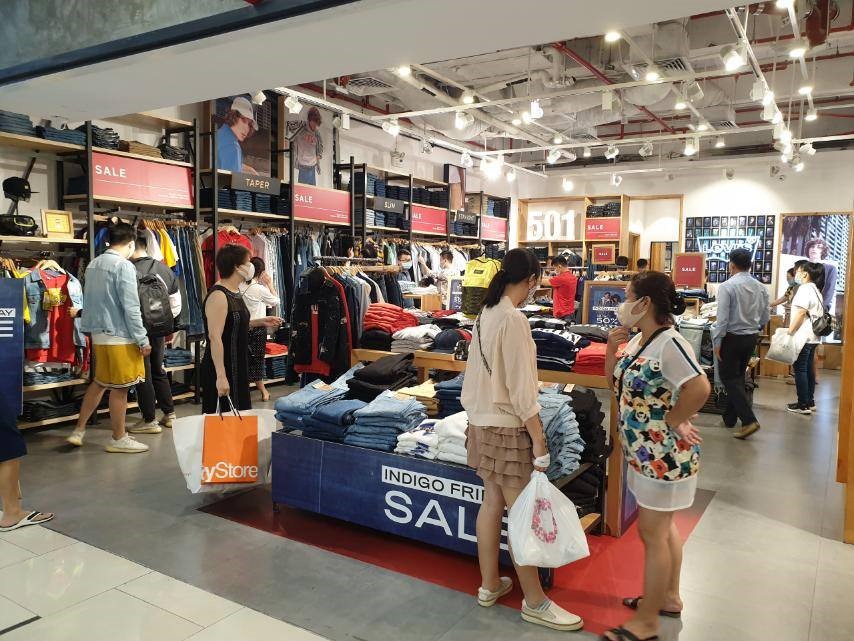 Một cửa hàng thời trang ở sân bay của ông "Vua hàng hiệu".