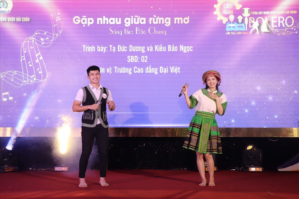 Lần đầu tiên, Liên đoàn Lao động quận Hải Châu, thành phố Đà Nẵng tổ chức thi hát bolero. Ảnh: Mỹ Linh