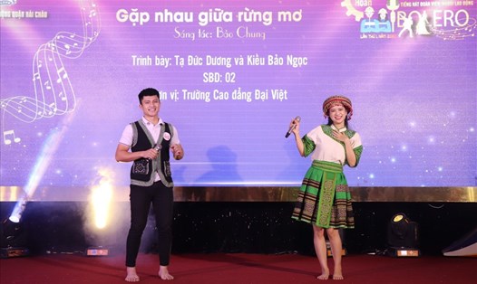 Lần đầu tiên, Liên đoàn Lao động quận Hải Châu, thành phố Đà Nẵng tổ chức thi hát bolero. Ảnh: Mỹ Linh