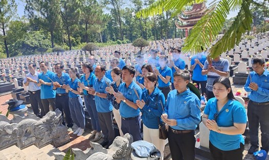 Đoàn đại biểu của LĐLĐ tỉnh Hải Dương viếng nghĩa trang Trường Sơn. Ảnh: CTV
