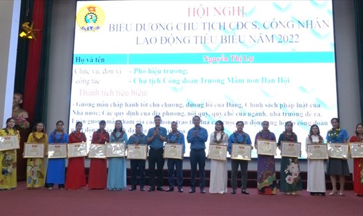 Lãnh đạo Liên đoàn Lao động tỉnh Bắc Giang và huyện Lục Nam trao hoa và giấy khen cho các chủ tịch công đoàn cơ sở được tuyên dương.