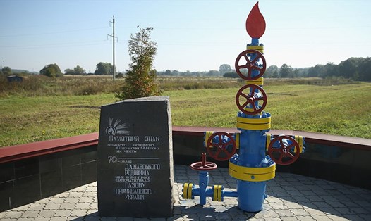 Bia kỷ niệm thăm dò khí đốt tự nhiên ở Dashava, Ukraina. Ảnh: Getty