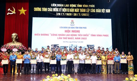 Lãnh đạo Tổng Liên đoàn Lao động Việt Nam, lãnh đạo tỉnh Vĩnh Phúc chụp ảnh lưu niệm cùng công nhân lao động tiêu biểu.