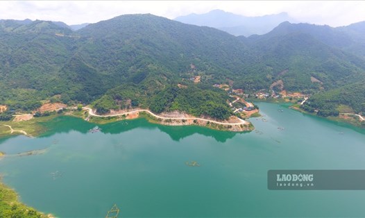 Tỉnh Hòa Bình vừa thông qua các nghị quyết về chuyển mục đích sử dụng đất rừng để thực hiện dự án du lịch ở vùng lòng hồ. Ảnh: Minh Nguyễn.