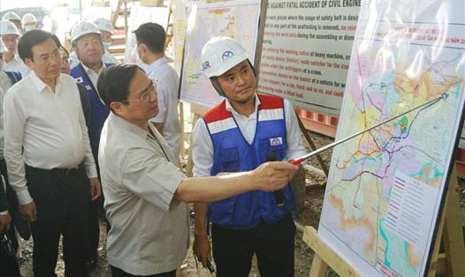 Thủ tướng Phạm Minh Chính kiểm tra sơ đồ quy hoạch mạng lưới metro ở TPHCM.  Ảnh: Minh Quân