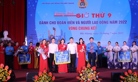 Ông Nguyễn Văn Cảnh - Chủ tịch Liên đoàn Lao động tỉnh Bắc Giang (hàng đầu, ngoài cùng bên phải) - trao giải Nhất cho đội Công đoàn ngành Y tế tỉnh Bắc Giang.