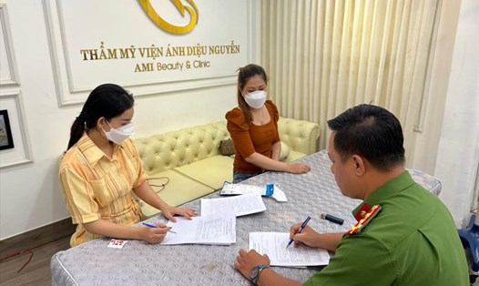 Đội cảnh sát kinh tế, Công an quận Thanh Khê (TP.Đà Nẵng) kiểm tra Thẩm mỹ viện Ánh Diệu Nguyễn để điều tra xử lý về hành vi hành nghề trái phép.