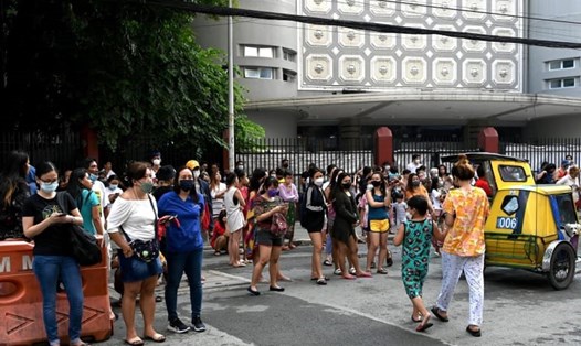 Người dân Manila, Philippines sơ tán khỏi các tòa nhà văn phòng sau trận động đất lớn ở phía bắc đất nước ngày 27.7. Ảnh: AFP