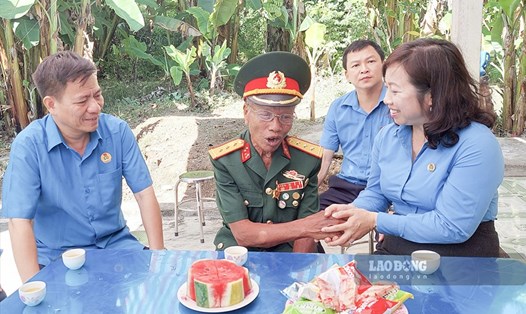 Sáng 27.7, đoàn công tác của Tổng LĐLĐ Việt Nam đã đến thăm hỏi, tặng quà một số gia đình chính sách trên địa bàn tỉnh Điện Biên. Ảnh: Văn Thành Chương