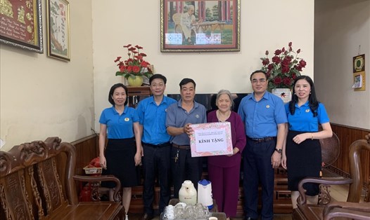 Lãnh đạo LĐLĐ Lào Cai thăm, tặng quà các gia đình thân nhân liệt sĩ nhân kỉ niệm 75 năm ngày Thương binh, Liệt sĩ. Ảnh: CTV.