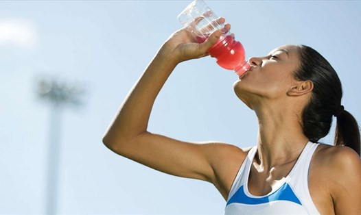 Hãy từ bỏ thói quen uống nước tăng lực khi luyện tập thể thao. Ảnh: Xinhua