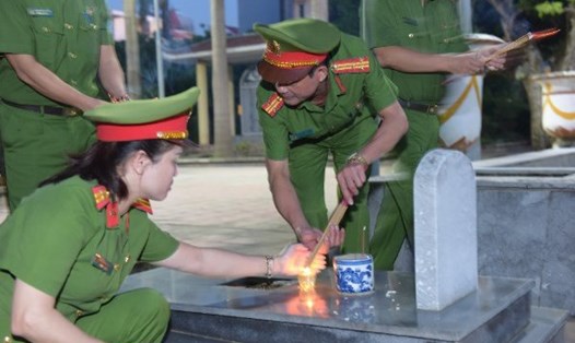 Công đoàn C09 đã dâng hoa, dâng hương, thắp nến tri ân 137 anh hùng liệt sĩ tại Nghĩa trang Liệt sĩ Sơn Đồng.