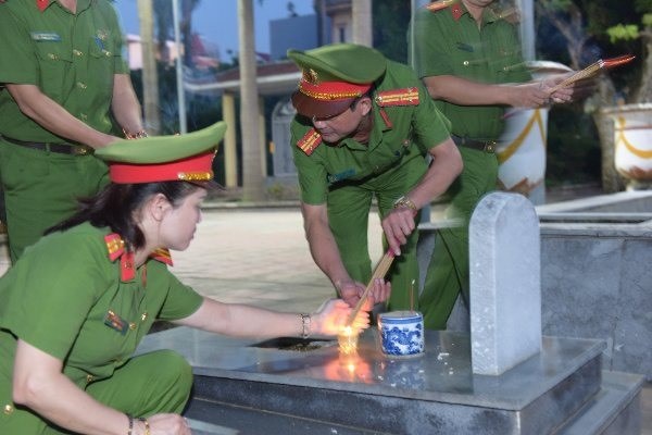 Viện Khoa học hình sự dâng hương tại Nghĩa trang Liệt sĩ Sơn Đồng