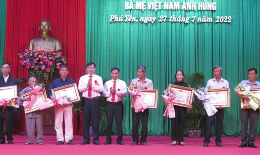 Lãnh đạo tỉnh Phú Yên truy tặng danh hiệu vinh dự Nhà nước cho 14 Bà mẹ Việt Nam Anh hùng và tặng bằng khen cho 110 gia đình có công các mạng tiêu biểu.