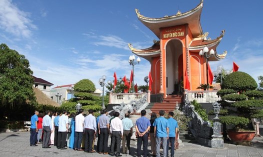 Đoàn công tác thắp hương tưởng niệm liệt sĩ Nguyễn Đức Cảnh. Ảnh: HA