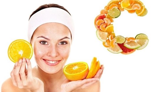 Trái cây họ cam quýt chứa hàm lượng vitamin C cao giúp làn da bạn trắng sáng hồng hào. Ảnh: Healthline.