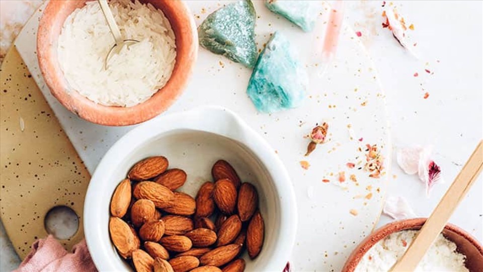 Sữa rửa mặt từ hạnh nhân và gạo lứt có thể giúp da chống lại nếp nhăn và lão hóa sớm. Ảnh: Helloglow