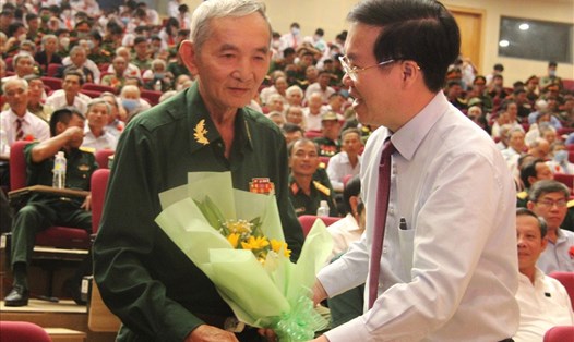 Ông Võ Văn Thưởng tặng hoa cho Anh hùng lực lượng vũ trang Nguyễn Bá Phụng.