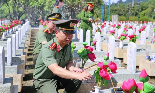 BCH Công đoàn Công an Nghệ An dâng hương, dâng hoa tại Nghĩa trang quốc tế Việt - Lào, Thị trấn Anh Sơn, huyện Anh Sơn.