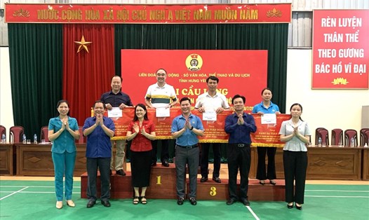 Lãnh đạo LĐLĐ tỉnh Hưng Yên trao giải thưởng cho các đoàn đạt thành tích cao. Ảnh: CĐHY