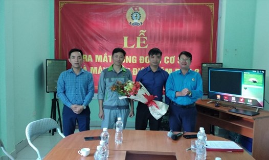 LĐLĐ huyện Nậm Nhùn trao Quyết định thành lập CĐCS và tặng hoa chúc mừng CĐCS.