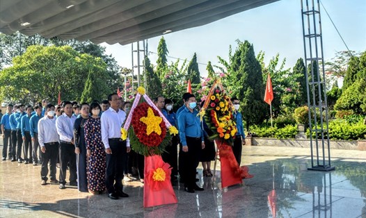 Lãnh đạo Liên đoàn Lao động thành phố Đà Nẵng  đặt vòng hoa và dâng hương tưởng niệm các anh hùng, liệt sĩ tại Nghĩa trang liệt sĩ thành phố. Ảnh: Tường Minh
